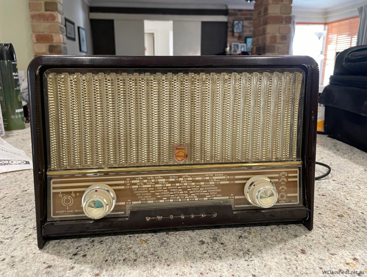 Philips B3X71BT Valve Radio 1957
