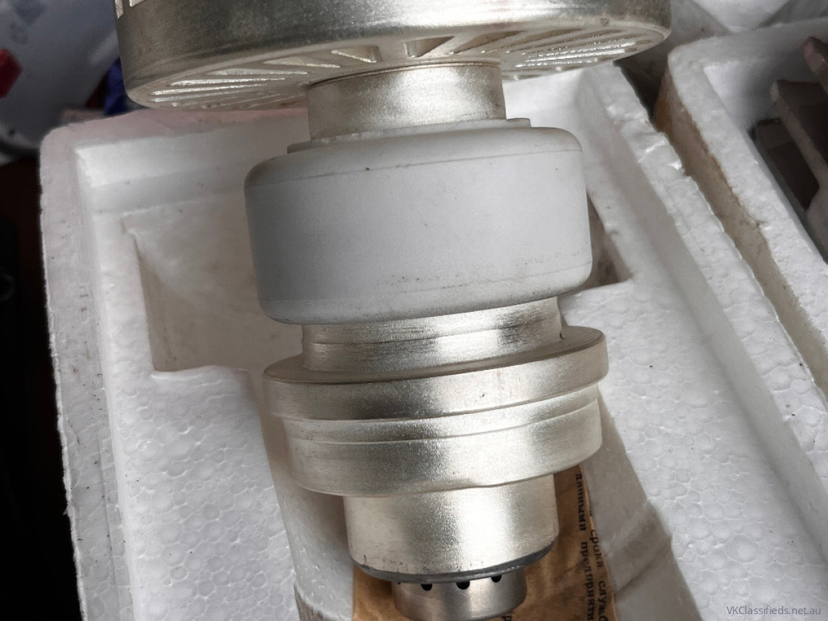 TRIODE TRANSMITTING TUBE