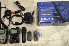 2 x Yaesu VX-7R Heavy Duty submersible Transceiver