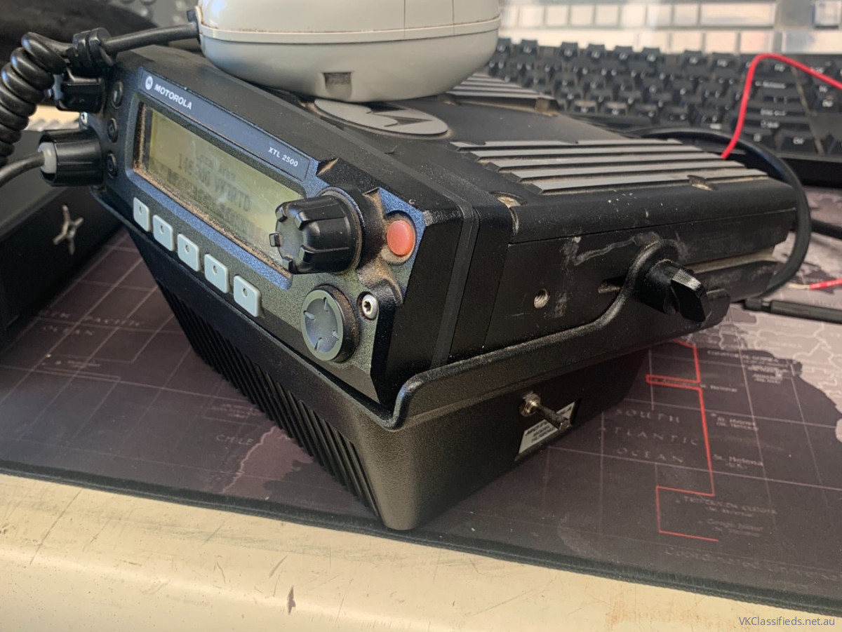 Motorla XTL 2500 + Desktop Speaker Tray (VHF)
