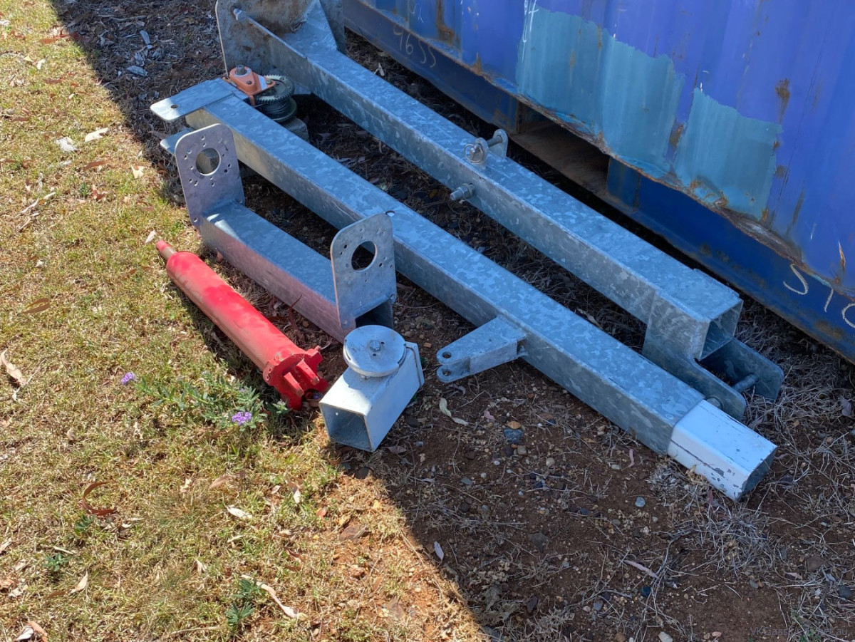 NBS tilt over mast hardware