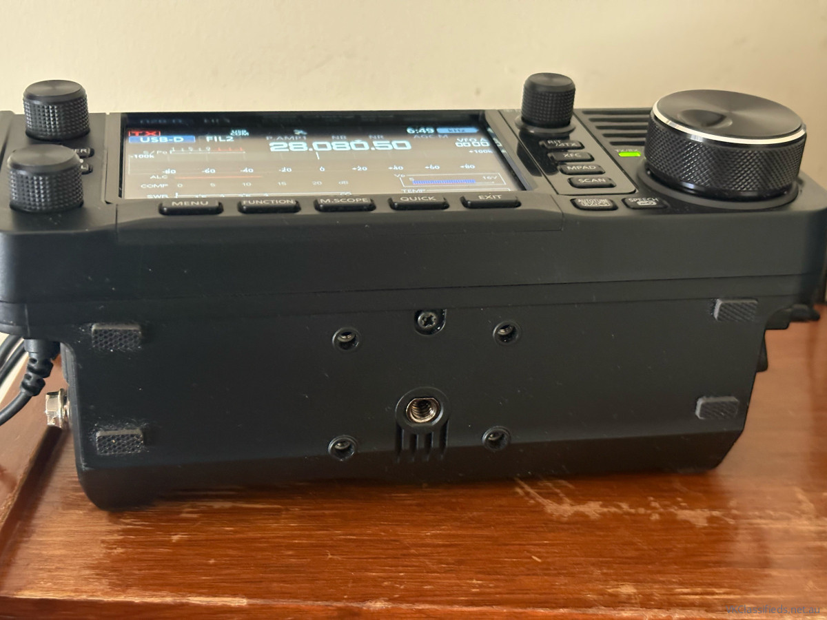ICOM IC705 HF/6/2/70 PORTABLE TRANSCEIVER. (Mint)